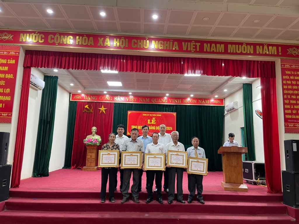 Thị trấn Thắng tổ chức Lễ trao huy hiệu đảng cho đảng viên dịp 19/5/2024.